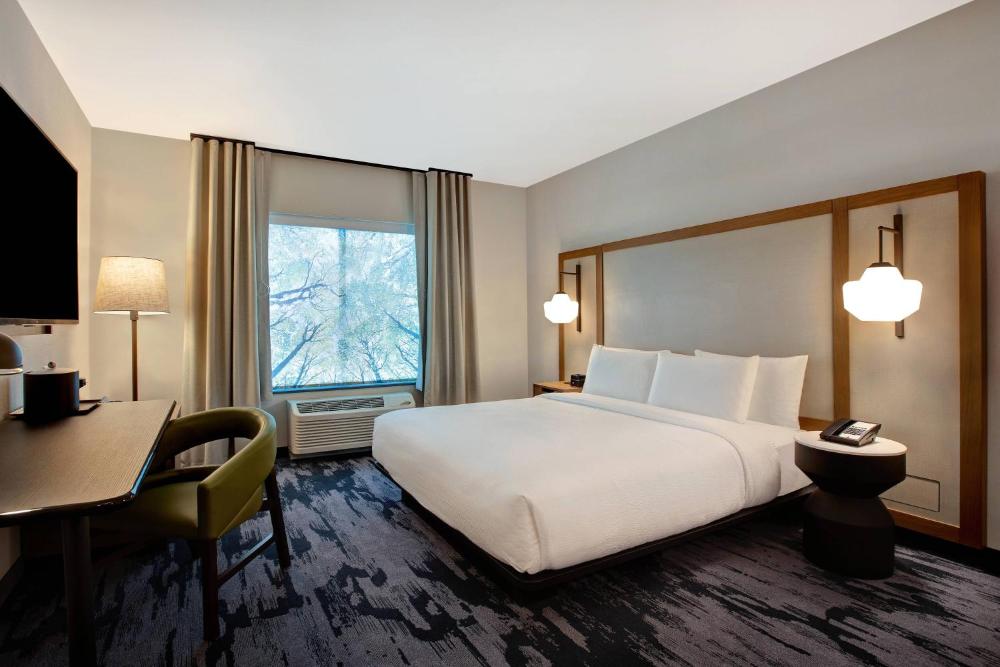 Guest Room, 1 King interior